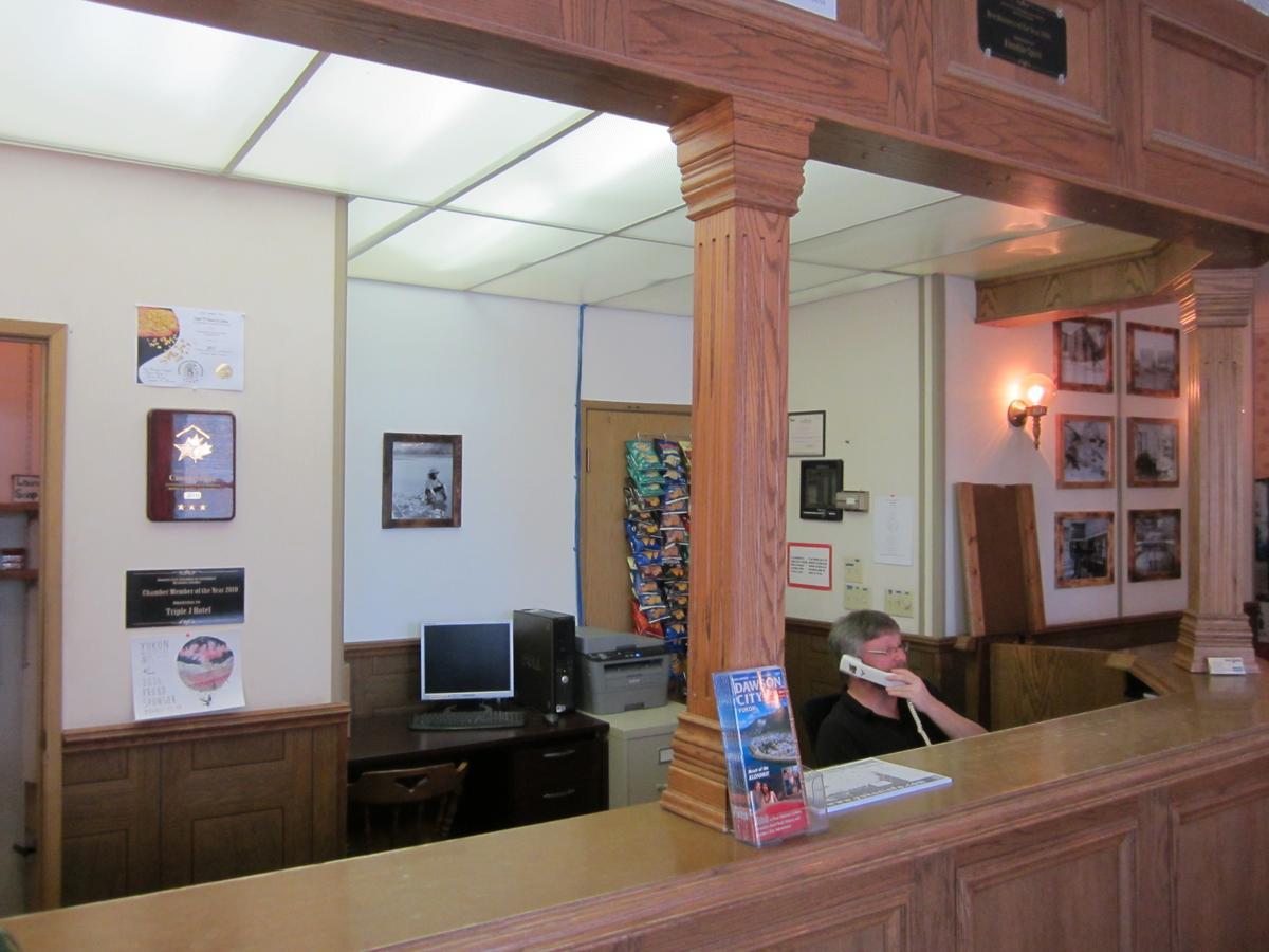 Triple J Hotel Dawson City Buitenkant foto